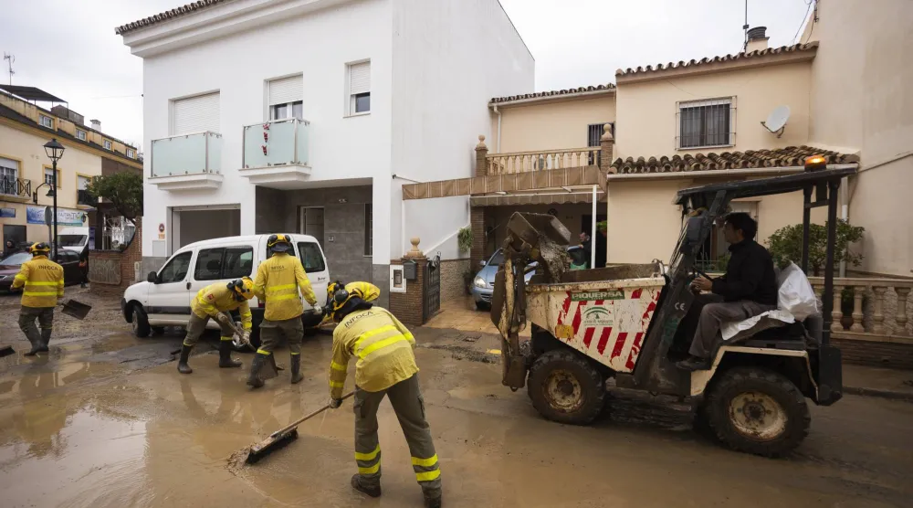المقاطعات الجنوبية والشرقية في إسبانيا تشهد أمطاراً غزيرة تسببت في سيول (إ.ب.أ)