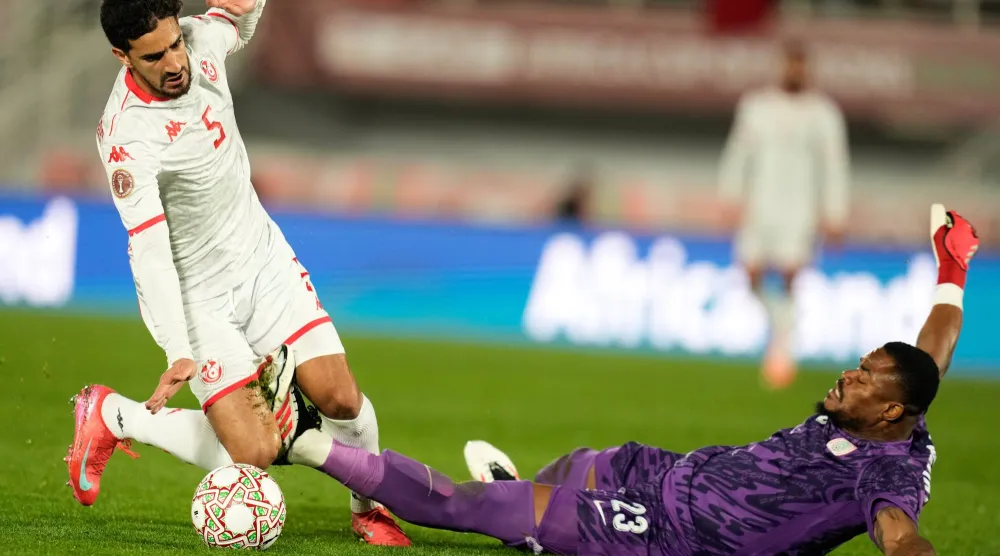 محمد علي بن رمضان لاعب تونس لحظة إصابته بعد تدخل حارس مرمى نيجيريا (أ.ب)