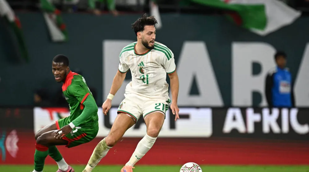 رامي بنسبعيني مدافع منتخب الجزائر (أ.ف.ب)