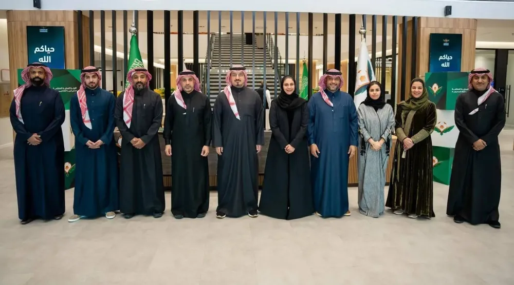 ياسر المسحل وأعضاء اللجنة المنظمة بعد نهاية الاجتماع (اتحاد الكرة السعودي)