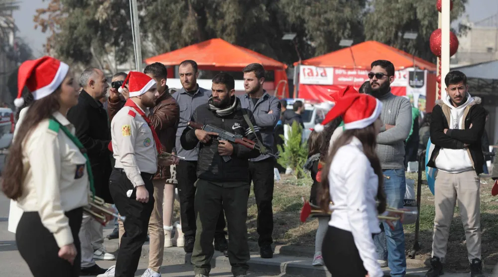 رجال أمن سوريون يحرسون موكب الكشافة المسيحية في دمشق القديمة (أ.ف.ب)