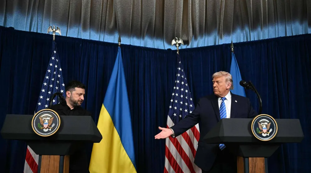 ترمب يمد يده لمصافحة نظيره الأوكراني فولوديمير زيلينسكي خلال مؤتمر صحافي عقب محادثات في مقر إقامته في بالم بيتش (ا.ف.ب)