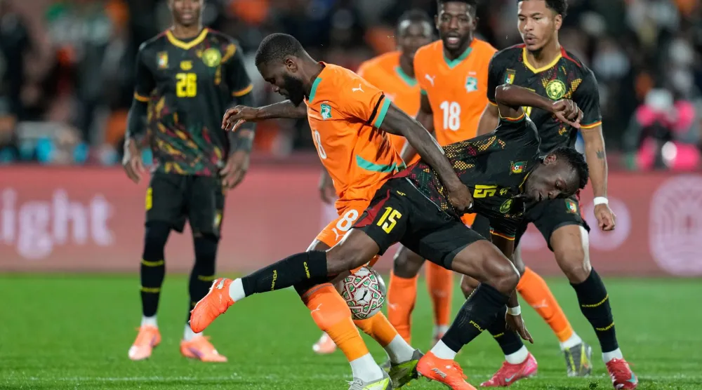 صراع على الكرة بين كيسيه وأرثر أفوم (أ.ب)