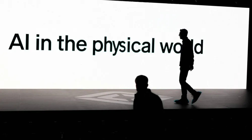 «الذكاء الاصطناعي في العالم المادي» على شاشة أمام مشاركين بمؤتمر لعرض التطورات في تكنولوجيا القيادة الذاتية بكاليفورنيا في 11 ديسمبر 2025 (رويترز)