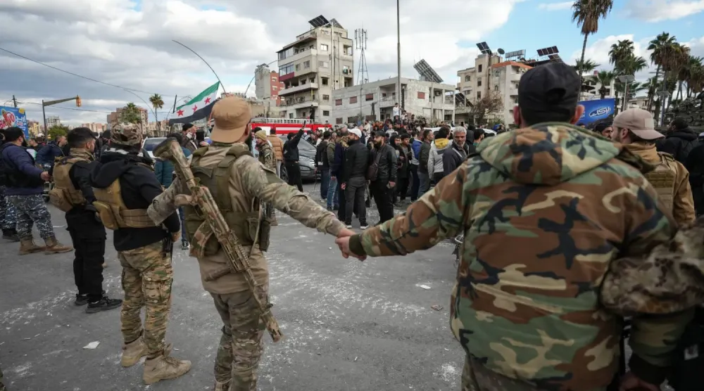 Suriye güvenlik güçleri, dün yaşanan çatışmaların ardından Lazkiye'deki protesto gösterisini kordon altına aldı (EPA)