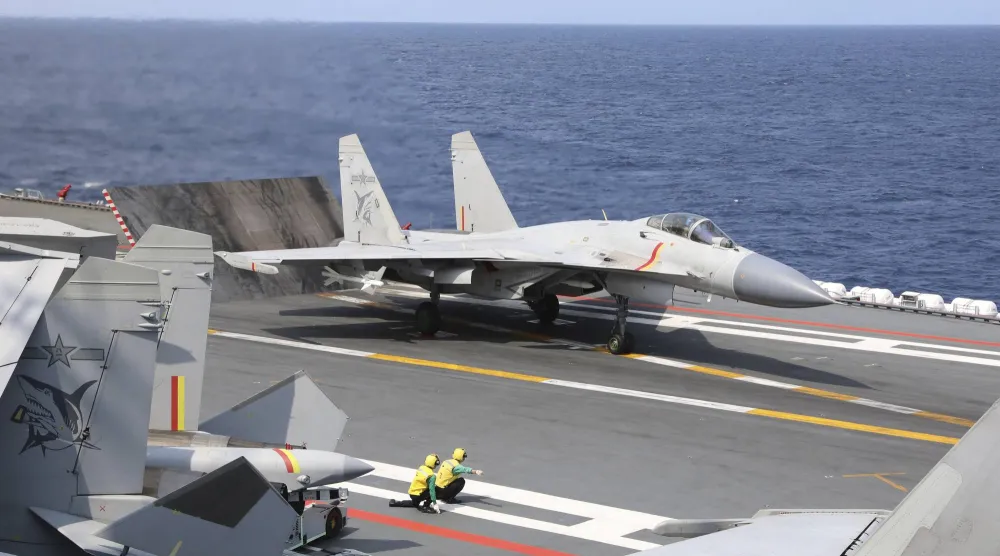 مقاتلة صينية تستعد للإقلاع من حاملة الطائرات «شاندونغ» خلال تدريبات عسكرية حول تايوان (أرشيفية - أ.ب)