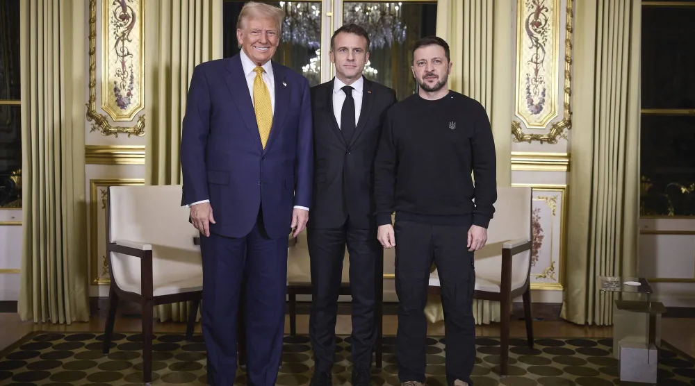 الرئيس الأميركي دونالد ترمب والرئيسان الأوكراني زيلينسكي والفرنسي ماكرون قبل اجتماع ثلاثي في الإليزيه العام الماضي (د.ب.أ)