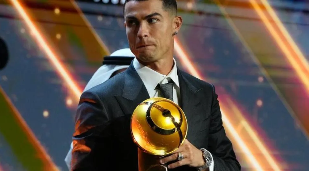 رونالدو يمسك جائزة أفضل لاعب في الشرق ‌الأوسط (حسابه الشخصي- «إكس»)