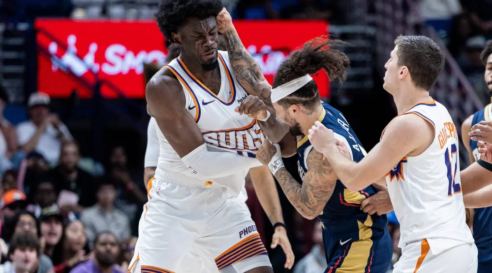 إيقاف ألفارادو من بيليكانز وويليامز من صنز بسبب ضلوعهما في شجار (أ.ب)