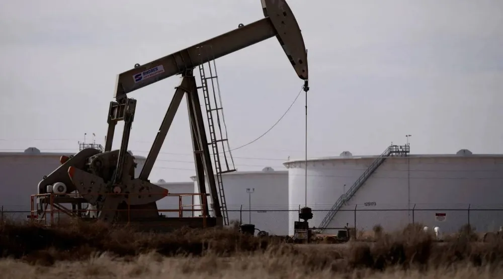 حفارة تعمل بالقرب من احتياطي النفط الخام في حوض بيرميان بالقرب من ميدلاند بتكساس (رويترز)