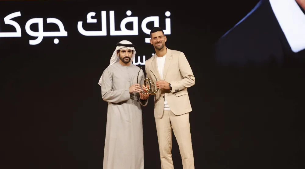 نوفاك ديوكوفيتش خلال تكريمه في «القمة العالمية للرياضة» بدبي (الشرق الأوسط)