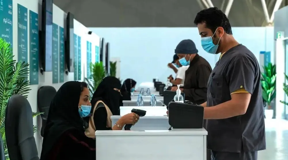 موظفات في السعودية يقمن بعملهن (واس)