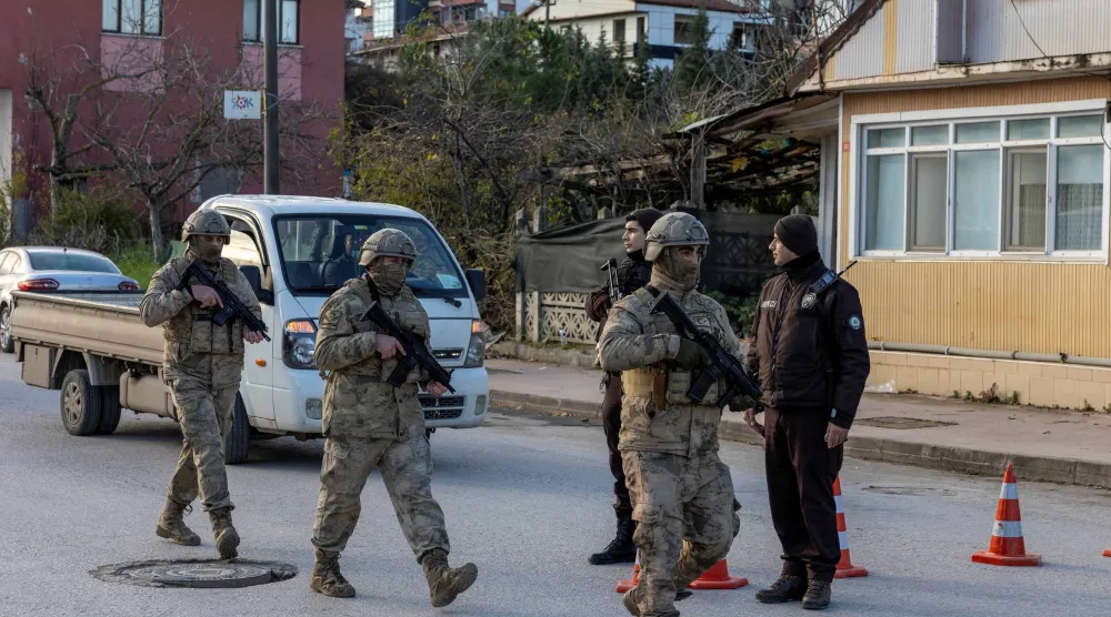 فريق من القوات الخاصة التابعة للدرك التركي غادر الموقع الذي شنت فيه قوات الأمن التركية عملية على منزل يُعتقد أنه يضم عناصر مشتبه بانتمائهم لتنظيم (داعش) (رويترز)