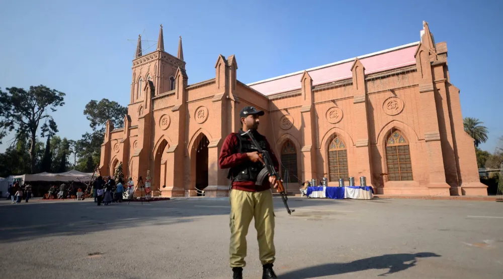 شرطي يحرس كاتدرائية القديس يوحنا المركزية في بيشاور خلال قداس عيد الميلاد (د.ب.أ)