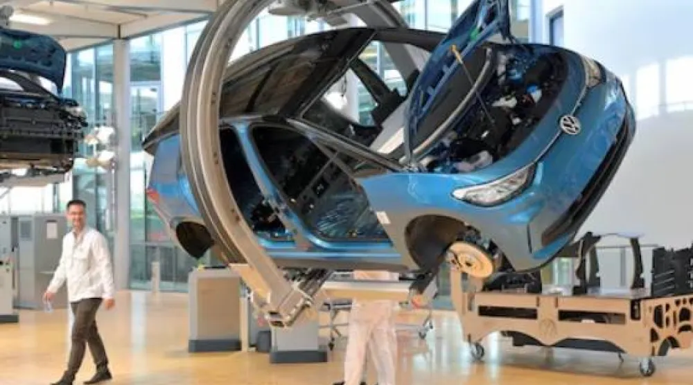 يعمل الفنيون في خط تجميع سيارات «فولكسفاغن» الكهربائية من طراز «آي دي.3» بدريسدن (رويترز)