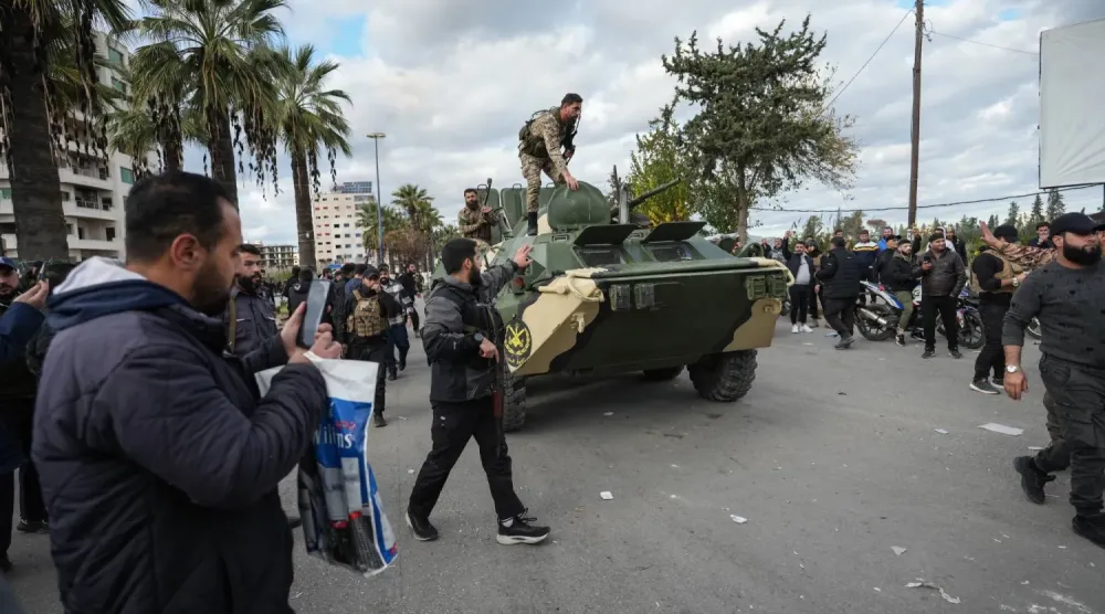 Lazkiye’de protestolar sırasında dün çıkan çatışmaların ardından Suriye güvenlik güçleri konuşlandırıldı (EPA)