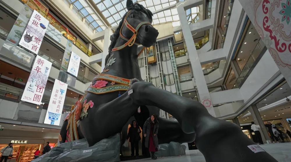 تمثال ضخم في واجهة أحد المراكز التجارية بالعاصمة الصينية بكين ترحيباً بـ«عام الحصان» (أ.ب)
