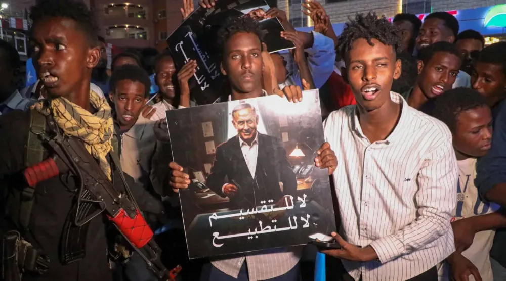 Somali'nin başkenti Mogadişu’da İsrail'in Somaliland’ı tanımasını reddeden protestocular, ülkenin normalleşmesine ve bölünmesine karşı bir afiş açtı. (Reuters)