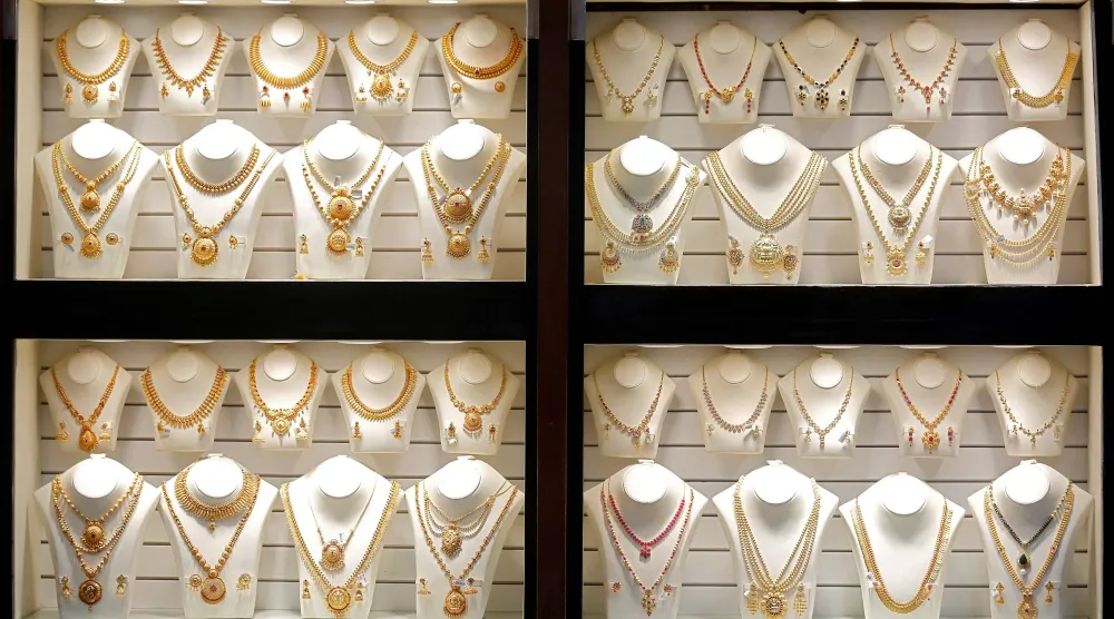 عُقود ذهبية معروضة داخل صالة مجوهرات في مومباي بالهند (رويترز)