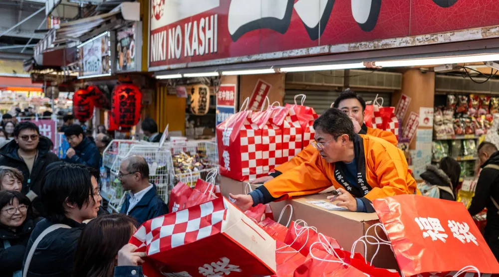 متسوقون في سوق شعبية بالعاصمة اليابانية طوكيو (أ.ف.ب)