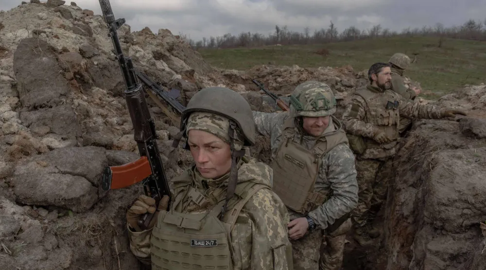 جنود أوكرنيون خلال تدريب ميداني في موقع غير محدد بالمنطقة الشرقية من أوكرانيا (أرشيفية - أ.ف.ب)