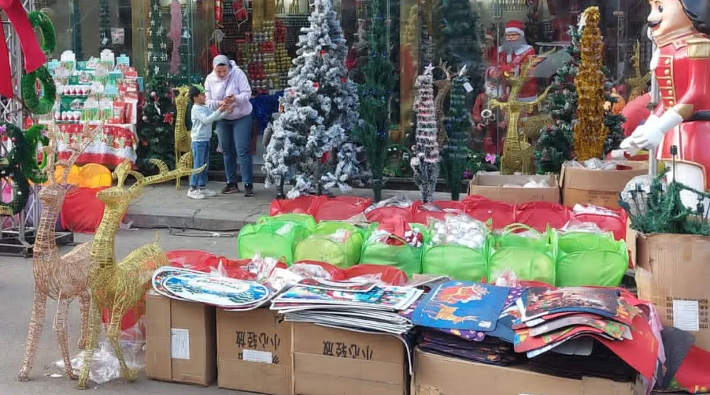 شارع «الترعة البولاقية» بحي شبرا في القاهرة يجذب راغبي شراء زينة الكريسماس ورأس السنة (الشرق الأوسط)