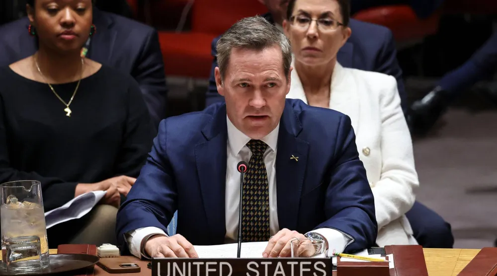 سفير الولايات المتحدة لدى الأمم المتحدة مايك والتز خلال اجتماع لمجلس الأمن في مقر الأمم المتحدة بمدينة نيويورك الأميركية 23 ديسمبر 2025 (أ.ف.ب)