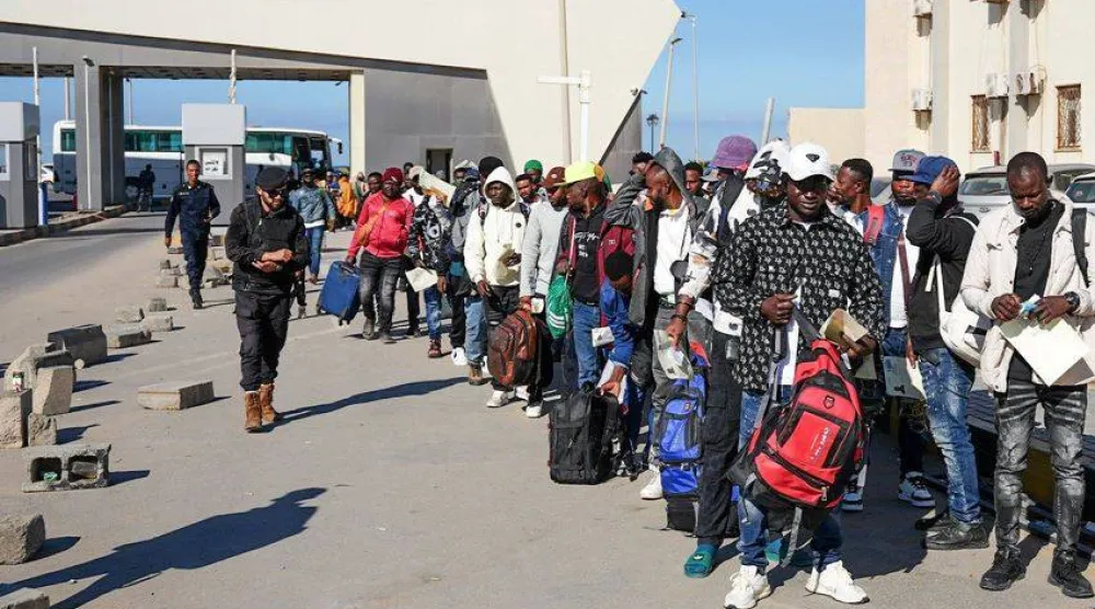مهاجرون غير نظاميين من غانا قبيل ترحيلهم من طرابلس (وزارة الداخلية بغرب ليبيا)