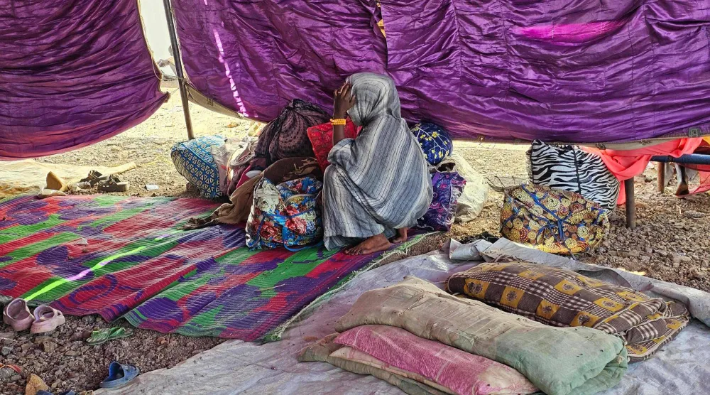 فتاة سودانية نازحة في مخيم بمدينة القضارف شرق البلاد (أ.ف.ب)