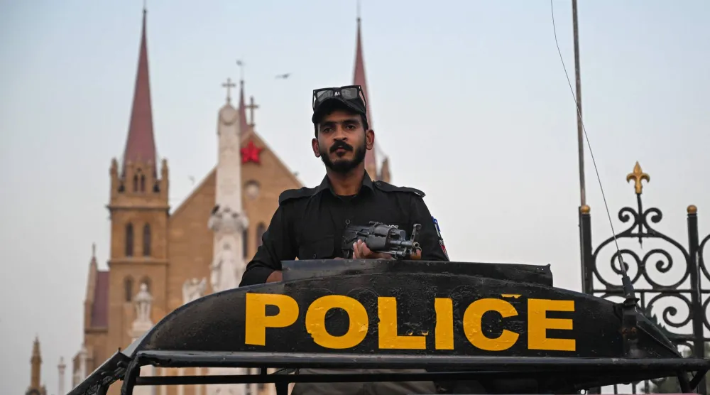 الشرطة الباكستانية تحتجز فتاة مراهقة جندتها عبر الإنترنت جماعة انفصالية محظورة (أ.ف.ب)