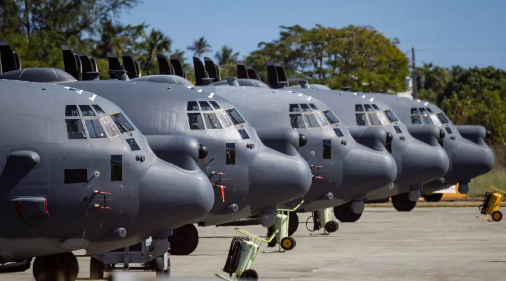 طائرات نقل عسكرية أميركية من طراز «سي 130 إتش هيركوليز» في مطار رافاييل هيرنانديز ببورتوريكو (رويترز)