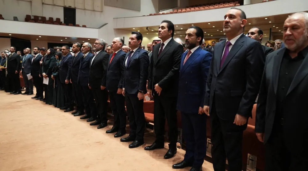نواب يحضرون الجلسة الأولى للبرلمان السادس في بغداد (أ.ف.ب)