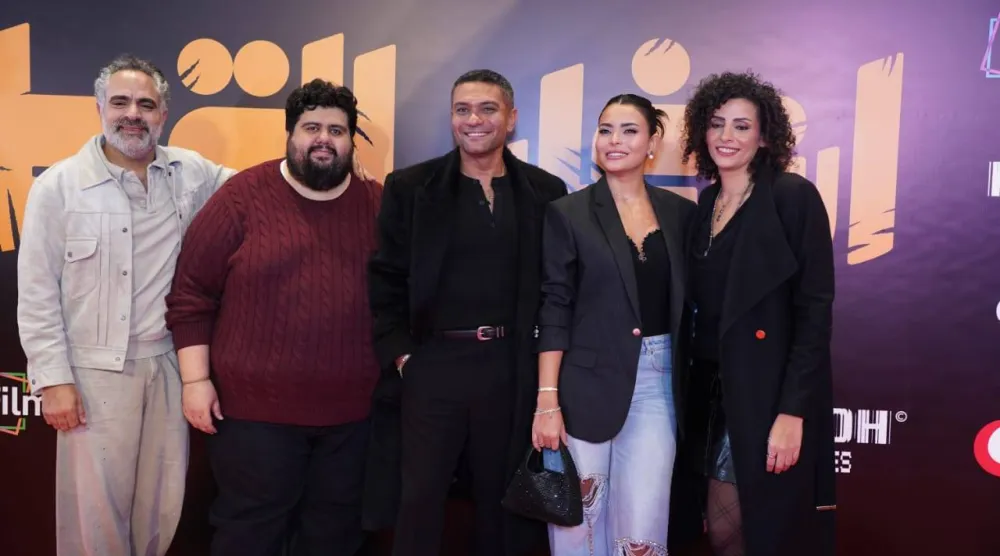 أبطال الفيلم بين المخرجة والمؤلف في العرض الخاص (الشركة المنتجة)