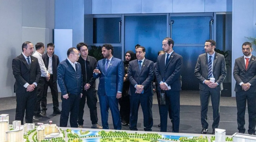 أعضاء من اللجنة العمانية الصينية المشتركة يستعرضون مقترح إنشاء مجمع صناعي متكامل لسلاسل توريد صناعات الطاقة المتجددة (إكس)