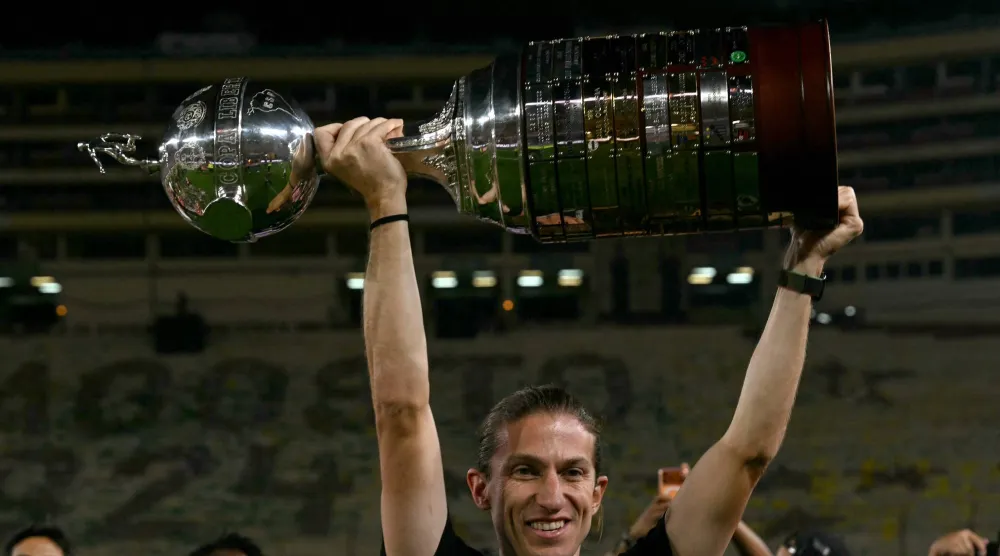 فيليبي لويس مستمر مع فلامنغو (أ.ف.ب)