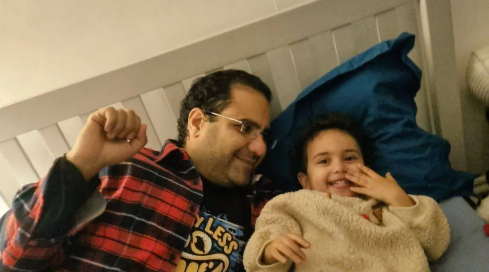 علاء مع عائلته في لندن بعد وصوله (حساب شقيقته على فيسبوك)