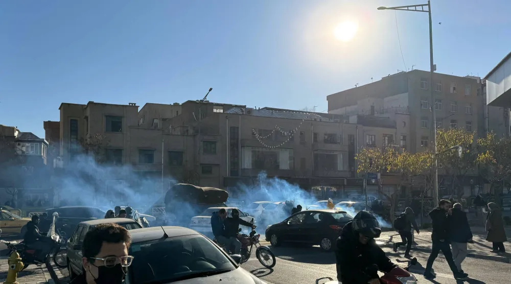 شرطة مكافحة الشغب تطلق الغاز المسيل للدموع لتفريق متظاهرين خرجوا إلى الشوارع احتجاجاً على الأوضاع الاقتصادية في طهران (إ.ب.أ)