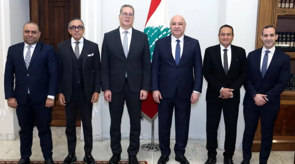 الرئيس اللبناني ووزير البترول المصري عقب توقيع مذكرة تفاهم في مجال الطاقة بين البلدين (الرئاسة اللبنانية)