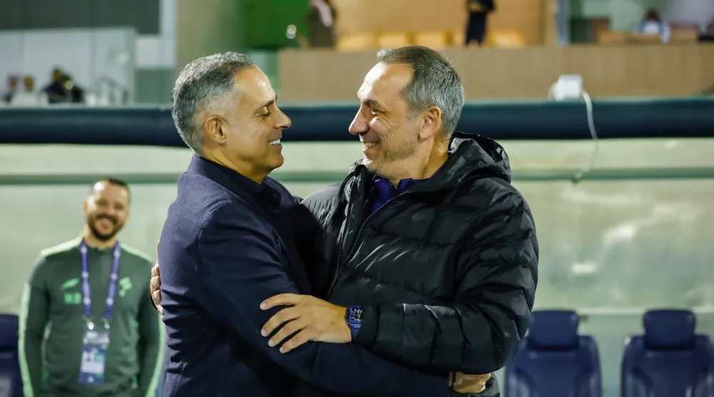 دونيس في حديث مع غوميز مدرب الفتح قبل بدء المواجهة (نادي الخليج) 