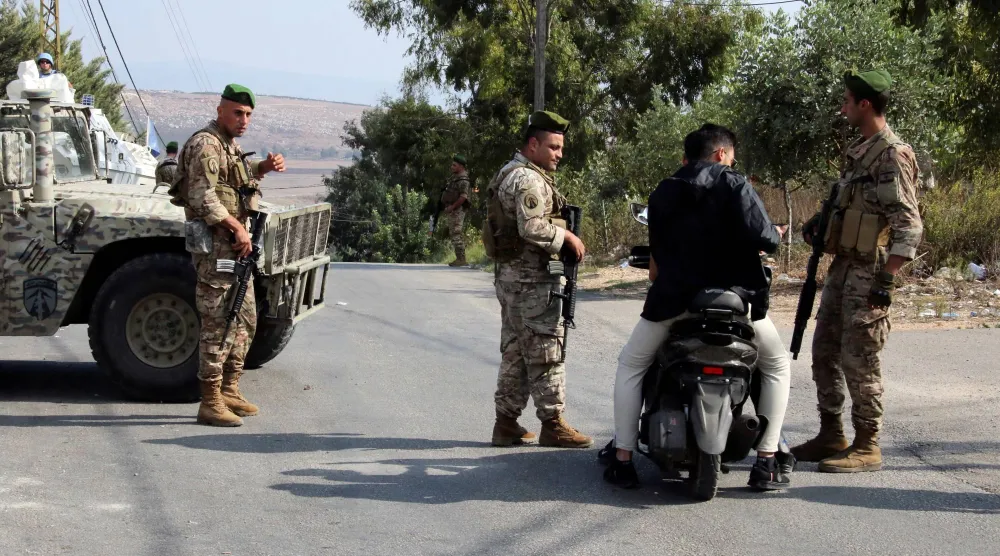 جنود لبنانيون يدجققون في الهويات في منطقة مرجعيون (رويترز)