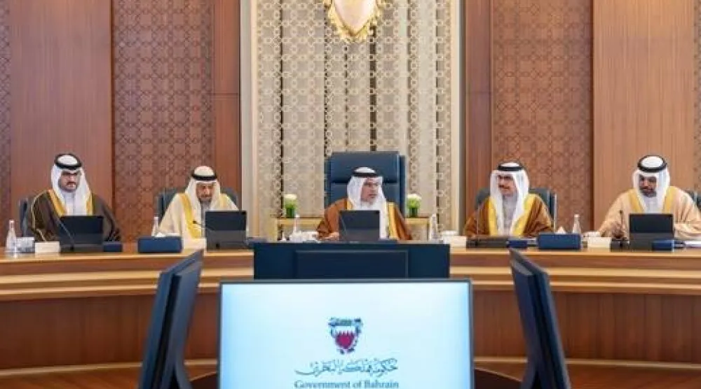 ولي العهد رئيس مجلس الوزراء الأمير سلمان بن حمد آل خليفة خلال اجتماع مجلس الوزراء البحريني (وام)