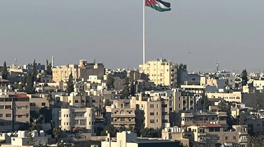 عَلَم الأردن في العاصمة عمّان (أ.ف.ب)