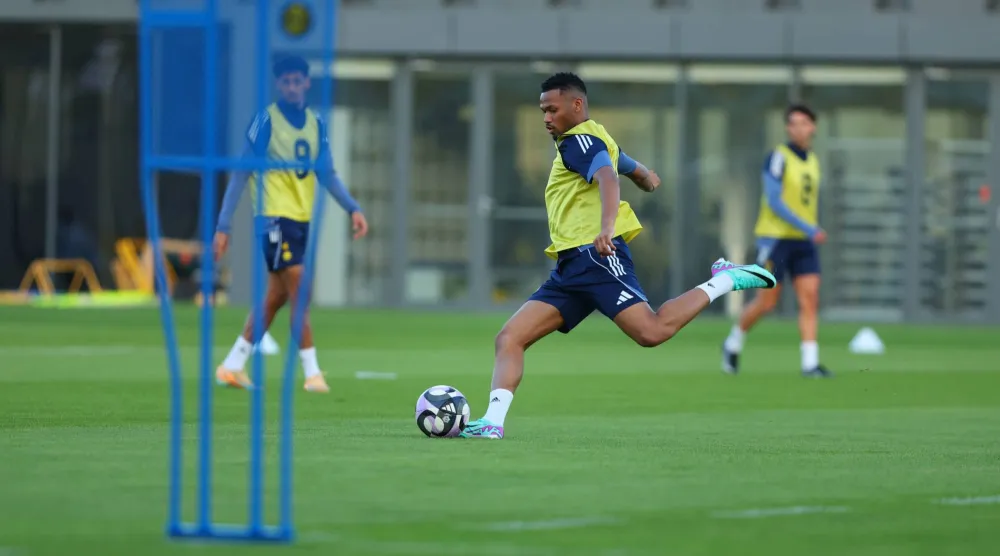 أيمن يحيى خلال مشاركته في الحصة التدريبية الأخيرة (نادي النصر)