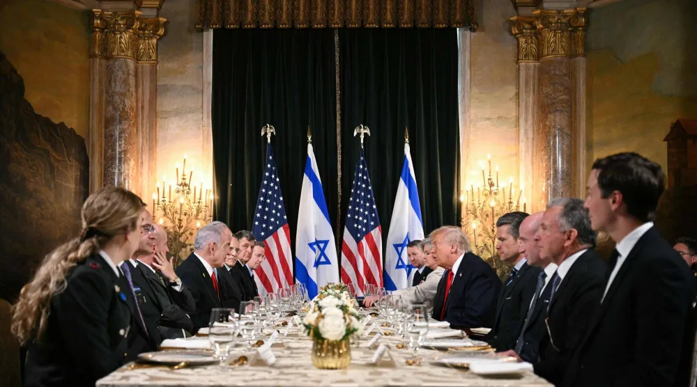 الرئيس الأميركي دونالد ترمب يلتقي برئيس الوزراء الإسرائيلي بنيامين نتنياهو خلال اجتماع ثنائي في مقر إقامة ترمب مارالاغو في بالم بيتش، فلوريدا 29 ديسمبر 2025 (أ.ف.ب)