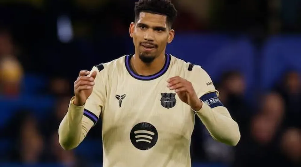 الأوروغوياني رونالد أراوخو قلب دفاع برشلونة (رويترز)