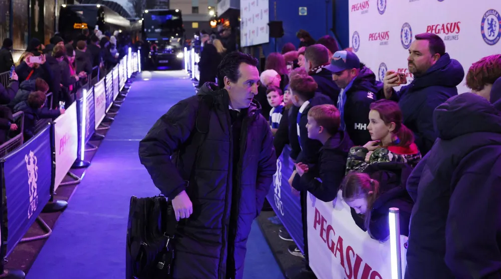 أوناي إيمري مدرب أستون فيلا (رويترز)