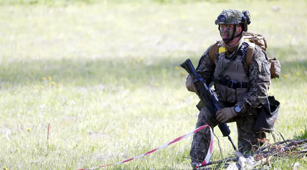 جندي من لاتفيا (إ.ب.أ)