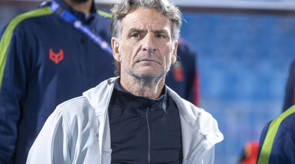 دانيال كارينيو مدرب فريق الرياض (تصوير: سعد الدوسري) 