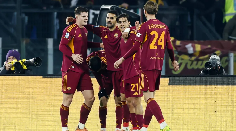 احتفالية لاعبي روما بالفوز على جنوا (إ.ب.أ)