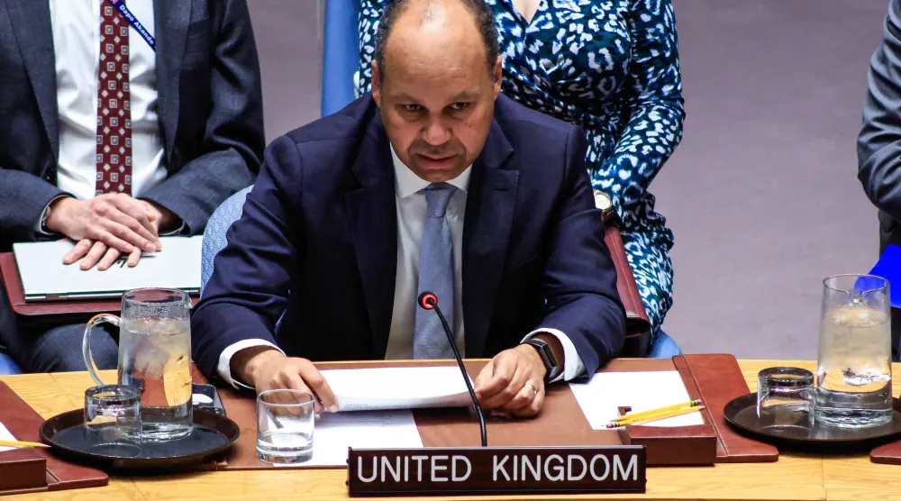 السفير البريطاني لدى مجلس الأمن جيمس كاريوكي خلال الجلسة (إ.ب.أ)